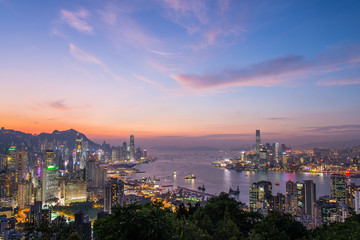 Fototapeta premium Zmierzch w Hong Kong pejzażu miejskim Fome Braemar wzgórze
