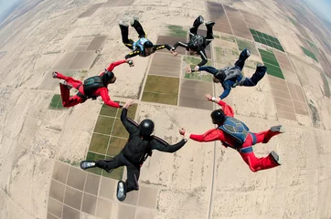 Tuinposter Skydiving teamwork people © Mauricio G