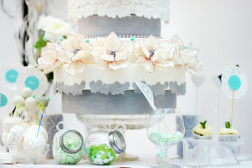 Elegant sweet table with big cake