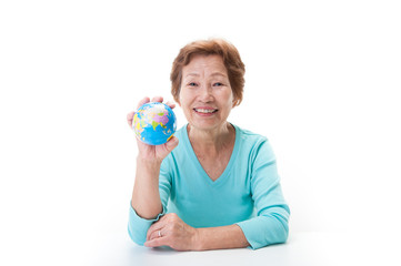 高齢者の日本人女性と地球儀