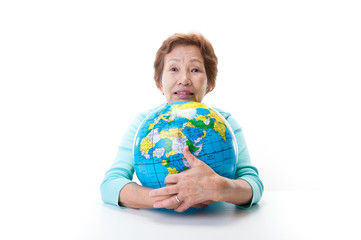 高齢者の日本人女性と地球儀