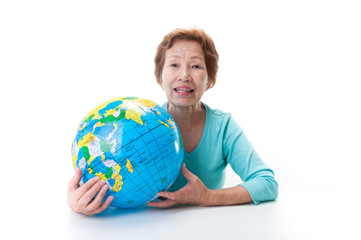 高齢者の日本人女性と地球儀