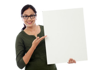 Naklejka premium Young woman holding blank card against white background