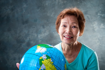 高齢者の日本人女性と地球