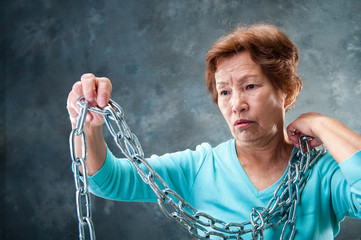 高齢者の日本人女性と鎖