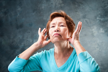 具合が悪い高齢者の女性