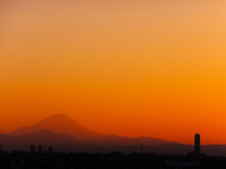 夕焼けにかすむ富士山を見て、目の疲れを癒す