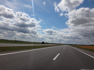 Fototapeta premium Трасса с облаками в солнечный летний день