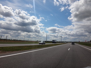 Fototapeta premium Трасса с облаками в солнечный летний день