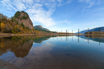 Naklejka premium Beacon Rock Reflection