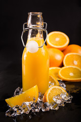 Frisch gepresster Orangensaft in einer Flasche