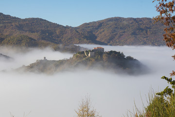 Rovine del borgo di Antuni tra la nebbia