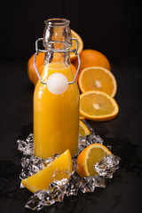 Frisch gepresster Orangensaft in einer Flasche