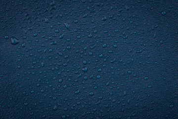 blaues Leder mit Wassertropfen