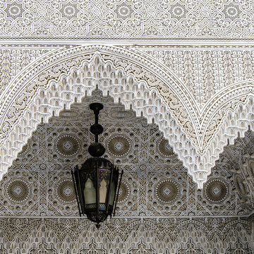 Arabische Stuckdecke mit Lampe