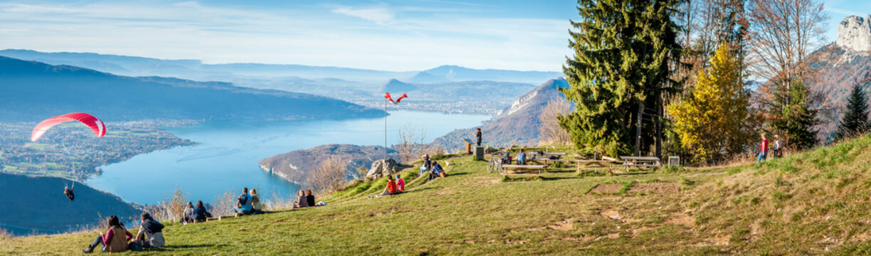Piste envol de parapente au dessus du lac d'Annecy