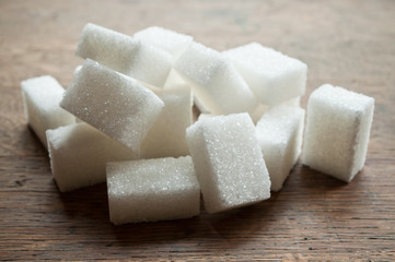 sucre en morceaux  sur fond en bois