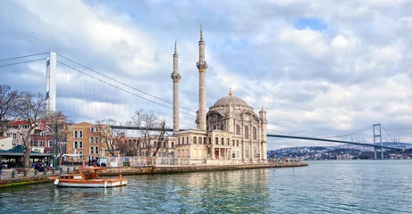Poster Ortakoy-moskee en Bosporus-brug aan Europese kant in Istanboel, Turkije © Boris Stroujko