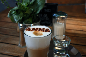 Capuccino auf Tisch in Straßencafé