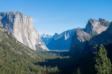 Fototapeta premium Yosemite nationalpark（アメリカの絶景・ヨセミテ国立公園のトンネルビュー）