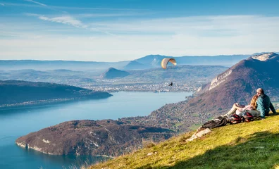 Fototapeten Piste envol de parapente au dessus du lac d'Annecy © jasckal