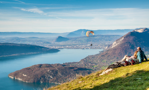 Piste envol de parapente au dessus du lac d'Annecy