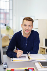 angestellte im büro bildet sich fort