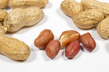 Obraz premium Peanut grains beside other ones in shell