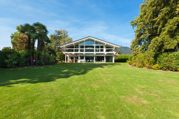 Obraz premium beautiful house with garden