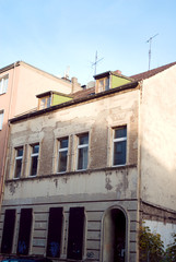 Fototapeta na wymiar verfallenes Gebäude in der Stadt