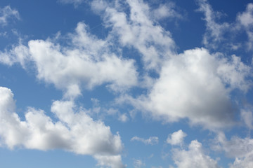 Wolken am blauen Himmel
