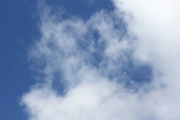 Wolken am blauen Himmel