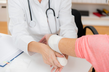 arzt legt einen verband um