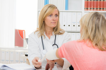 Fototapeta premium patient bekommt verbandswechsel beim arzt