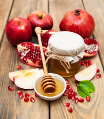 Honey with pomegranate and apples