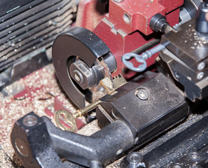 make a metal key locksmith