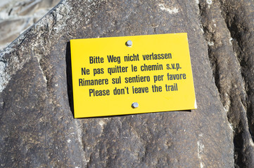 Viersprachige Warntafel auf dem Rhonegletscher, Wallis, Schweiz