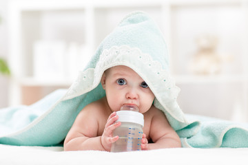 adorable child baby drinking water from bottle - obrazy, fototapety, plakaty