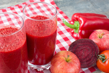 Red detox with beetroot, pepper,apple and tomato