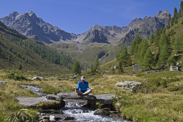 Meditation am Bergbach