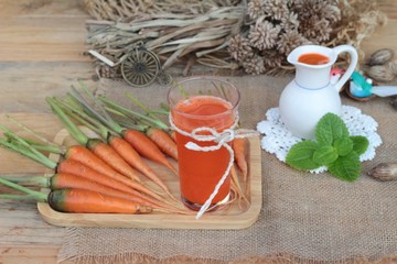 Fresh squeezed carrot juice and fresh carrots.