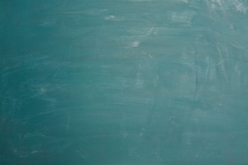 Blanko Tafel mit Kreide und Strich