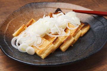 焼き油揚げのネギみぞれがけ