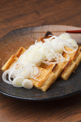 焼き油揚げのネギみぞれがけ