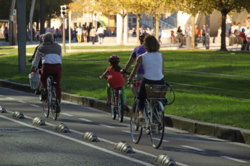 Naklejka premium Familia paseando en bicicleta por el centro de Bilbao