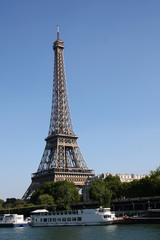 Fototapeta na wymiar Paris: day view of eiffel tower with copy space 