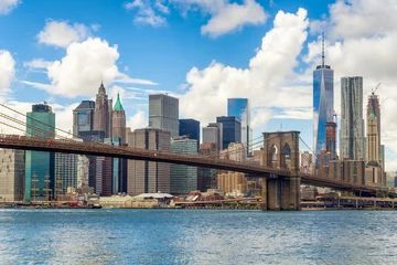  The Brooklyn Bridge and the downtown Manhattan skyline in New Yo © kmiragaya