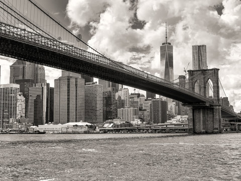 Fototapeta The Brooklyn Bridge and the downtown Manhattan skyline in New Yo