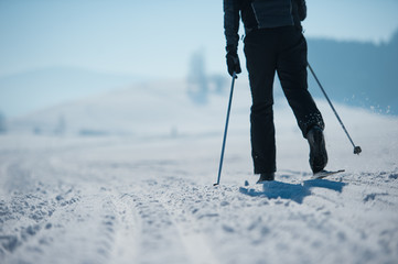 Junger sportlicher Mann beim Langlaufen im Winter