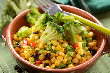 piatto vegetariano - insalata di mais, broccoli e uvetta
